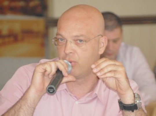 Popescu: Incompetentul Guvern Boc trebuie să răspundă de ce nu au şcolile autorizaţii de funcţionare
